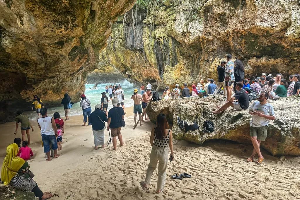 Private driver tour to Suluban Beach Bali